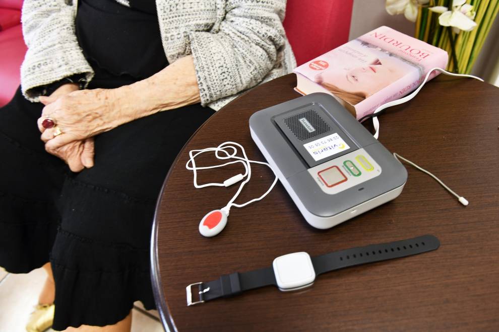 découvrez notre téléalarme dédiée aux seniors, une solution fiable et facile à utiliser pour garantir votre sécurité et votre autonomie au quotidien. restez connecté avec vos proches et bénéficiez d'une assistance immédiate en cas d'urgence.